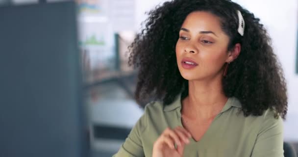Schwarze Frau Nackenschmerzen Und Burnout Durch Geschäftlichen Stress Während Büro — Stockvideo