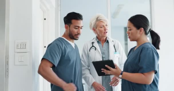 Artsen Teamwork Tablet Handdruk Het Ziekenhuis Volgorde Samenwerking Viering Groep — Stockvideo