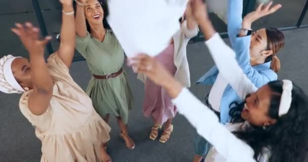 Geschäftsfrauen Beim Treffen Werfen Papier Zur Feier Von Zielen Zielen — Stockvideo