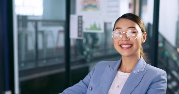 Adamı Ofis Masasında Kurumsal Kadınla Düşünme Iletişim Kurma Strateji Için — Stok video