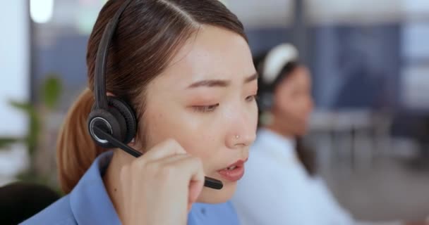呼叫中心和亚洲女人对客户的在线谈话 讨论和对话感到沮丧 客户服务 电话推销及有头痛及难以接听客户电话的女顾问 — 图库视频影像