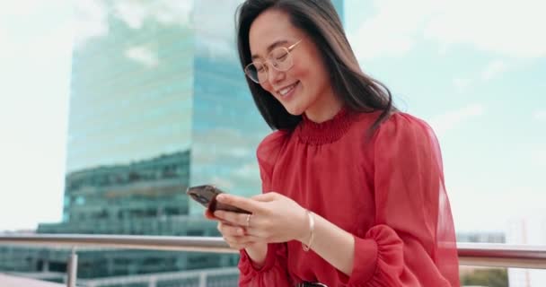亚洲女性 电话和快乐打字城市的在线网络 规划日历或流媒体在线社交 在户外午休时 智能手机移动应用中的女人 微笑和科技经理 — 图库视频影像
