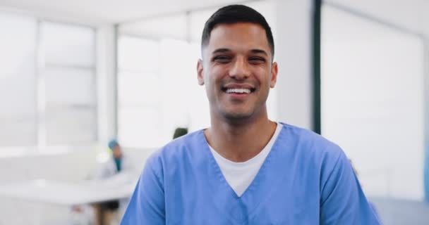 Милая Человек Счастливая Медсестра Больнице Улыбающаяся Готовая Выполнению Задач Портрет — стоковое видео