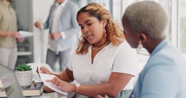 チームワーク ビジネスの女性がデータを一緒にレビュー 比較します オフィスでの販売成長戦略を計画する黒人女性や従業員の書類作業 コラボレーションと協力 — ストック動画