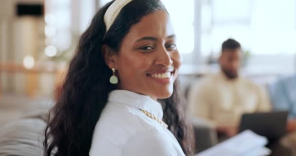 Siyahi Kadın Öğrenci Portre Bir Öğrenim Öğrenim Eğitim Grubunda Gülümseyerek — Stok video