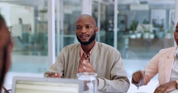 Discussie Ontmoeting Zwarte Man Praten Met Zakenmensen Voor Planning Strategie — Stockvideo