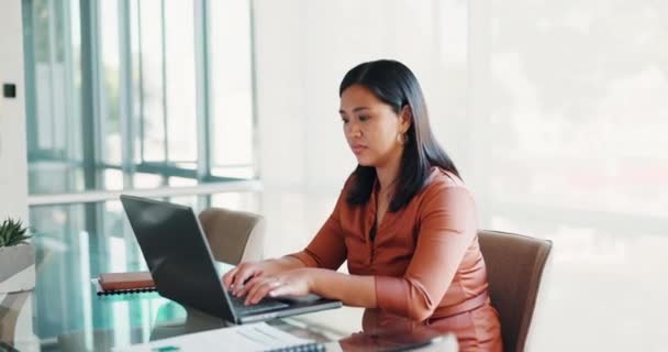 Laptop Pensiero Pianificazione Con Una Donna Affari Lavoro Nel Suo — Video Stock