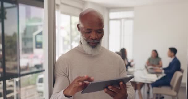 Senior Schwarzer Mann Tablet Und Lesen Büro Für Mail Kommunikation — Stockvideo