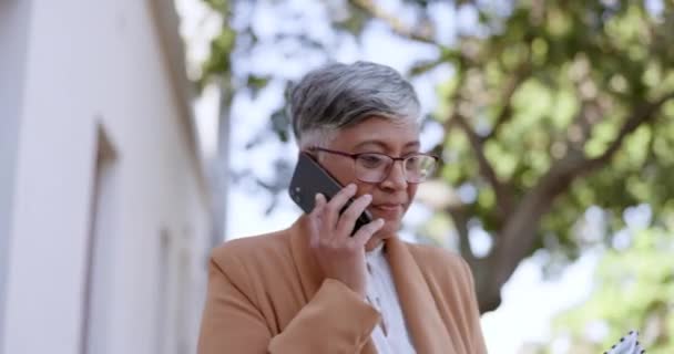 Femme Âgée Téléphone Parler Ville Parler Bavarder Business Deal Téléphone — Video