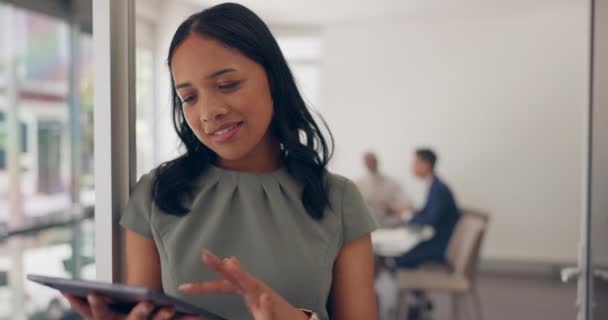 平板电脑 研究和创新与一名黑人商业妇女在她的办公室工作关于未来的增长 在营销 社交媒体和互联网上 一名女雇员计划使用在线搜索 — 图库视频影像