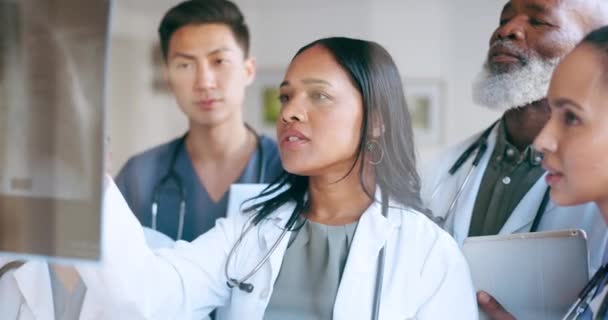 Doktorlar Hemşireler Hastane Toplantısı Röntgeni Tıbbi Araştırma Analizleri Tedavi Yenilik — Stok video