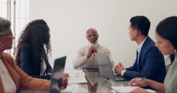 首席执行官或黑人在与商界人士交谈或谈论Kpi 目标或公司目标的会议中 多样性或高级经理与员工谈论或计划一个项目 — 图库视频影像