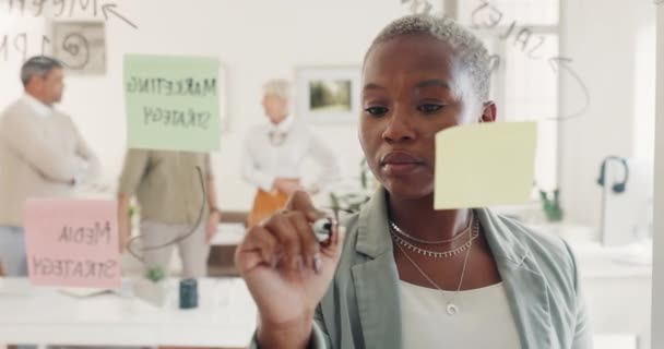 Siyah Kadın Yapışkan Notlar Liderlik Toplantısı Için Cam Duvara Yazı — Stok video