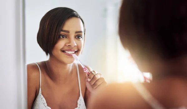 Diş Hijyenini Ihmal Etme Çekici Genç Bir Kadın Banyoda Dişlerini — Stok fotoğraf