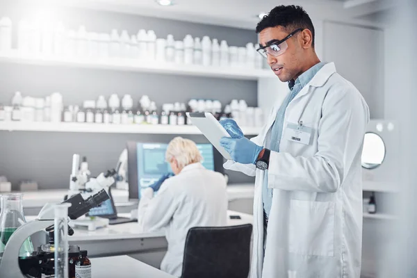 Scientist Tablet Research Innovation Laboratory Medical Analytics Science Development Biotech — Stock Photo, Image