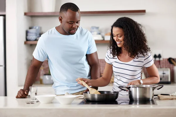 彼は掘るのを待つことができない 若い夫婦が自宅のキッチンで一緒に料理をしていて — ストック写真