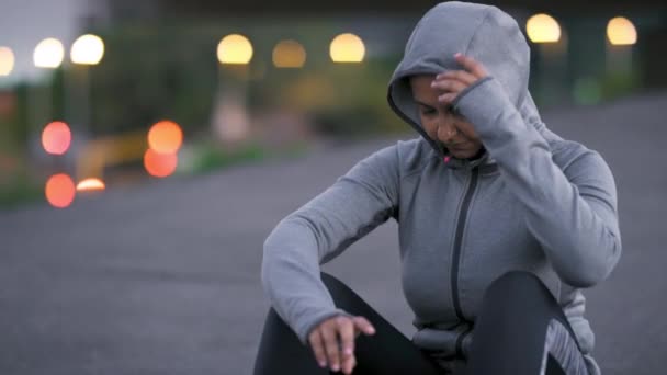 Noche Mujer Corredor Cansado Después Entrenar Forma Física Correr Ejercicio — Vídeo de stock