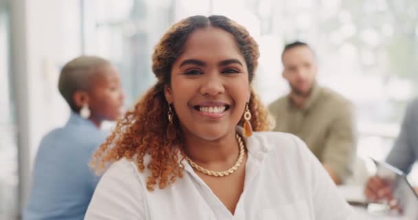 Feliz Sonrisa Cara Una Mujer Negocios Reunión Con Equipo Corporativo — Vídeo de stock