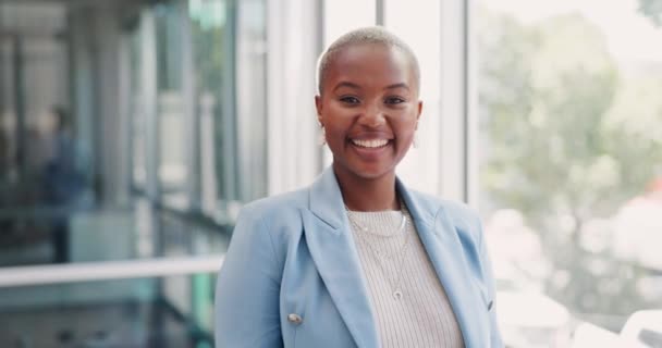 Gesicht Porträt Einer Schwarzen Angestellten Einem Bürogebäude Mit Einem Glücklichen — Stockvideo