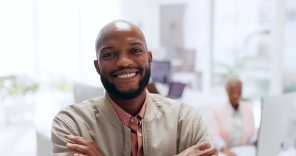 Πρόσωπο Επιχείρηση Και Μαύρος Άνδρας Χαμόγελο Γραφείο Και Αυτοπεποίθηση Για — Αρχείο Βίντεο