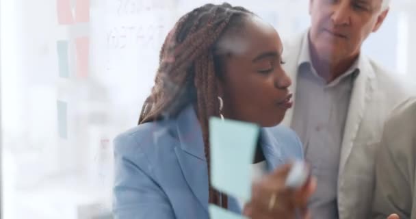 Siyahi Kadın Lider Işbirliği Ofis Duvarında Pazarlama Ekibi Için Yapışkan — Stok video
