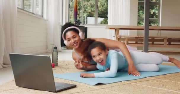 Videogesprek Laptop Moeder Met Meisje Inspanning Yoga Fitnesstraining Samen Gezinswoning — Stockvideo