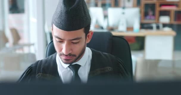 Berpikir Pengacara Korporasi Atau Muslim Dengan Komputer Menulis Kontrak Hukum — Stok Video