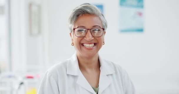 Médico Médico Sonrisa Con Rostro Mujer Hospital Para Investigación Expertos — Vídeos de Stock