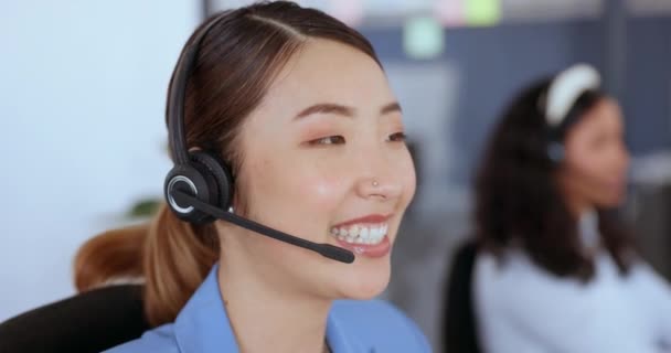 呼叫中心 电话营销和一个妇女的脸咨询 提供支持和在线帮助在Crm 联系我们 沟通和亚洲客户服务人员 提供建议和技术支持 — 图库视频影像