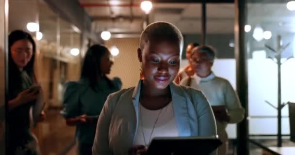 平板电脑和商务人员在完成工作任务后走进办公室 技术和黑人妇女 带着一群朋友在黑暗的工作场所做完销售项目后回家 — 图库视频影像