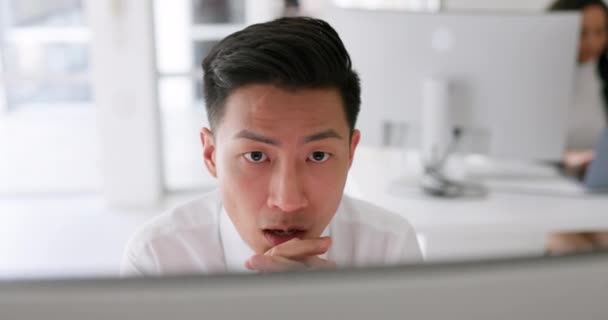 亚洲人 在办公室里思考和研究计算机 进行软件规划 阅读在线交流和商业策略 Pc上的商人 公司远见和网页设计或技术经理 — 图库视频影像