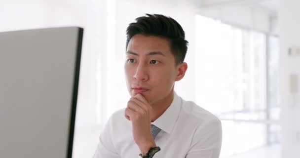 Asiatisk Affärsman Tänkande Ansikte Eller Dator Med Finansiell Planering Idéer — Stockvideo