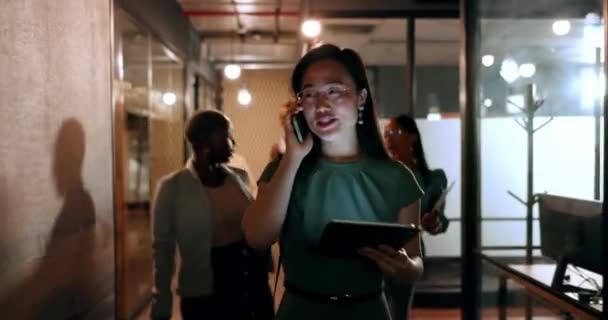 Деловая Женщина Телефонный Звонок Планшет Коворкинг Пространстве Ночь Офисе Занят — стоковое видео