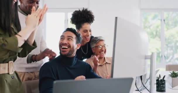 胜利和掌声 在电脑上的商业团队与获胜者男女一起庆祝创业的目标和指标 办公室拍手叫好和工作晋升或项目完成的动机 — 图库视频影像