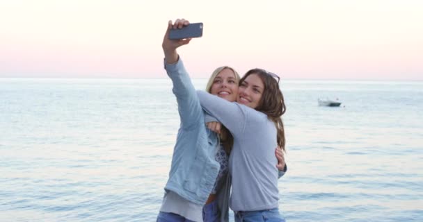 Felice Telefono Amici Selfie Amore Abbraccio Spiaggia Mare Oceano Mentre — Video Stock