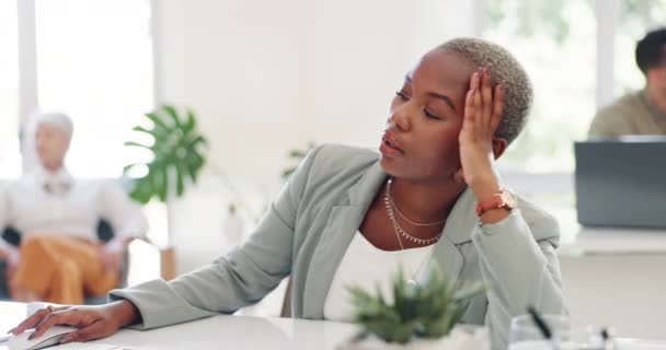 办公室 工作和黑人女人累了 无聊地在电脑上打字 睡在办公桌前 营销代理人或从事广告项目的妇女因抑郁而疲惫不堪 劳累过度 — 图库视频影像
