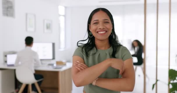 Gezicht Bedrijf Zwarte Vrouw Met Gekruiste Armen Glimlach Vertrouwen Het — Stockvideo