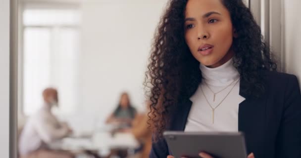 Business Tablet Woman Thinking Office Digital Marketing Femaler Administrator Idea — Stock Video