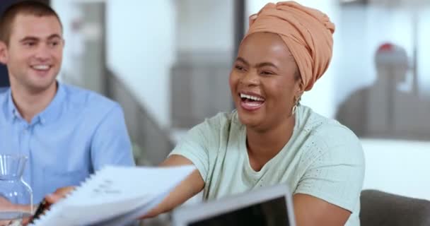 お客様に喜ばれる会社の社員のオフィスミーティング ビジネスウーマン 企業報告書 革新戦略 チームワークのアイデアと契約や文書を渡す黒人女性との作業ミッションデータ — ストック動画