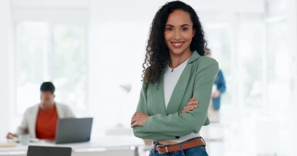 一个黑人商业女人手挽手站在她的办公室里设计 她的远见 使命和思想 与一名从事公司发展工作的女雇员的肖像 欢迎和管理 — 图库视频影像