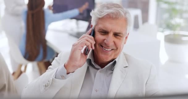 Kontor Virksomhed Senior Forretningsmand Telefonopkald Mens Mobiltelefon Mens Arbejder Computer – Stock-video