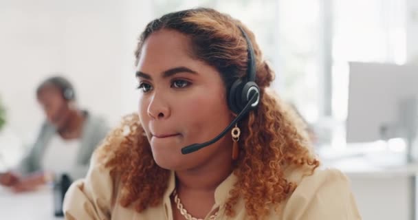 Tele Pazarlama Satış Kadın Müşteri Hizmetleri Danışmanı Telefon Görüşmesinde Kulaklıkla — Stok video