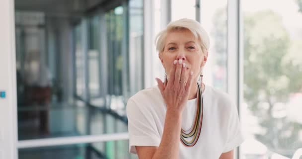 Старшая Женщина Минет Поцелуй Офис Улыбкой Глупо Счастье Лице Страховом — стоковое видео