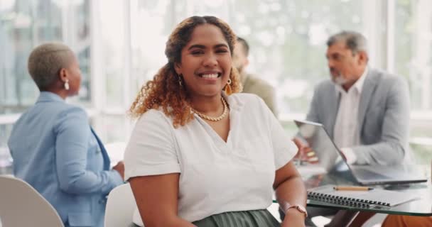 黒の女性と会議での指導者 現代のオフィスやビジネスのための笑顔 アフリカ系アメリカ人女性 肖像画を持つCeoまたは起業家 自信と財務アドバイザーとの会話やマネージャー — ストック動画