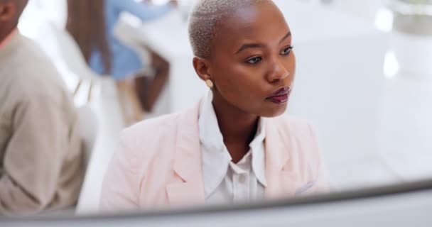 Escritório Trabalho Mulher Negra Computador Pensando Concentrar Relatório Negócios Line — Vídeo de Stock