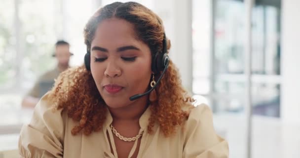 Tele Pazarlama Satış Kadın Müşteri Hizmetleri Danışmanı Telefon Görüşmesinde Kulaklıkla — Stok video