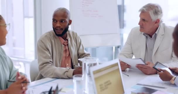 Discusión Reunión Hombre Negro Hablando Con Gente Negocios Para Planificación — Vídeo de stock