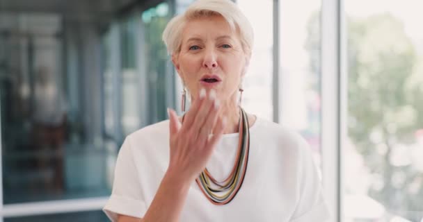 Baiser Heureux Soufflant Visage Femme Affaires Fonction Pour Gestion Leadership — Video