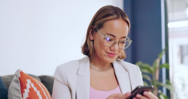 Phone Happy Business Woman Office Social Media App Blog News — Stock Video