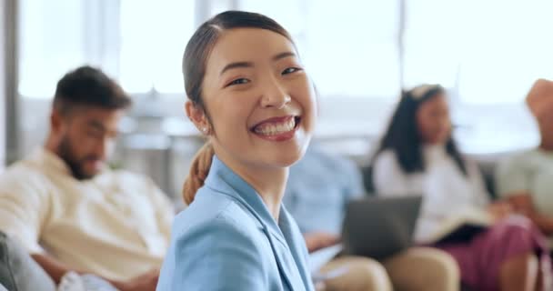 Kurumsal Kadın Asyalı Toplantısında Gülümseme Mutluluk Ofisteki Ekiple Başarı Mutlu — Stok video